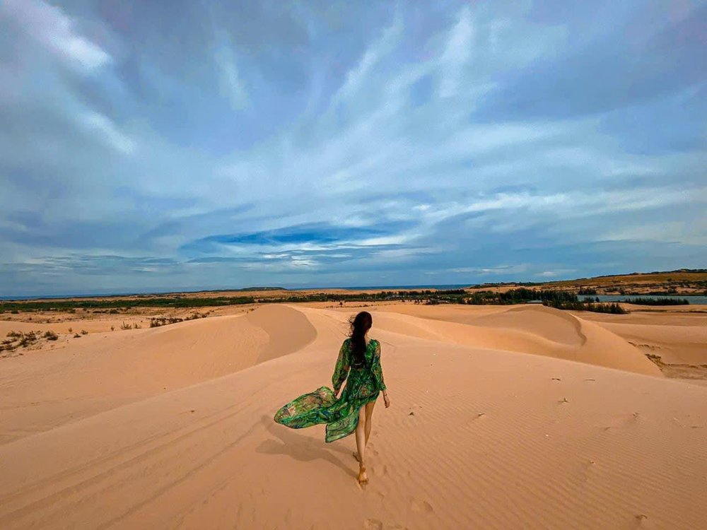 Từ những đỉnh đồi c&aacute;t cao v&uacute;t